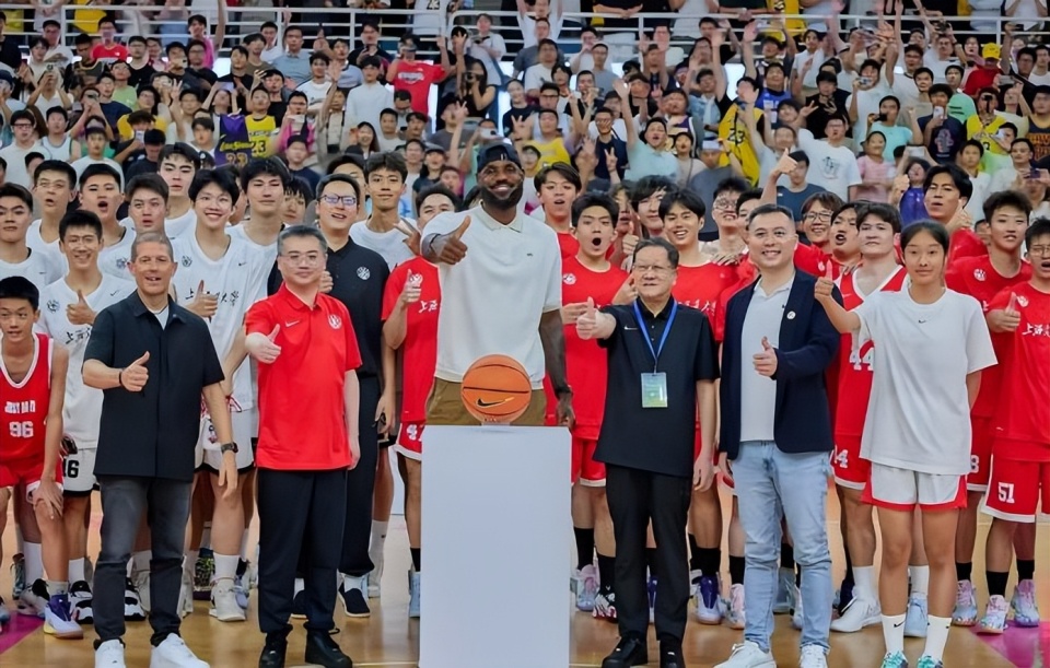 他对于青少, 近距离的展